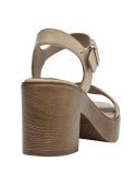 Sandalia de cuero beige para mujer con hebilla metálica, ideal para uso diario y ocasiones casuales.