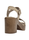 Sandalia de cuero beige para mujer con hebilla metálica, ideal para uso diario y ocasiones casuales.