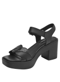 Elegante sandalia negra de cuero con hebilla clásica, perfecta para combinar con atuendos urbanos.