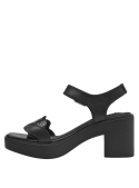 Detalle frontal de textura tipo reptil en sandalia de cuero negro, ideal para un look casual chic.