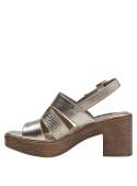 Sandalia casual de cuero plateado con correas anchas y taco estilo madera.