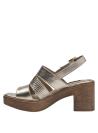 Sandalia casual de cuero plateado con correas anchas y taco estilo madera.