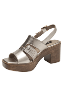 Sandalia femenina de cuero plateado con diseño moderno y hebilla ajustable.