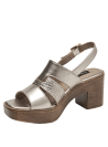 Sandalia femenina de cuero plateado con diseño moderno y hebilla ajustable.