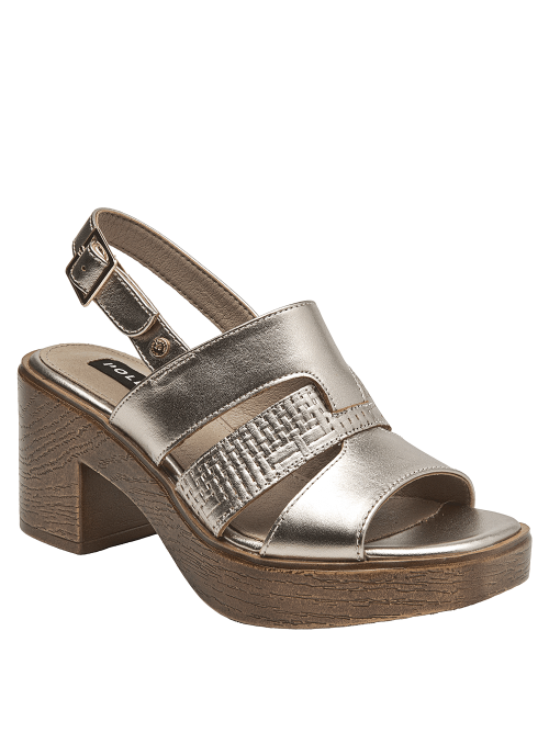 Elegante sandalia de cuero plateado con taco block y detalles metálicos.