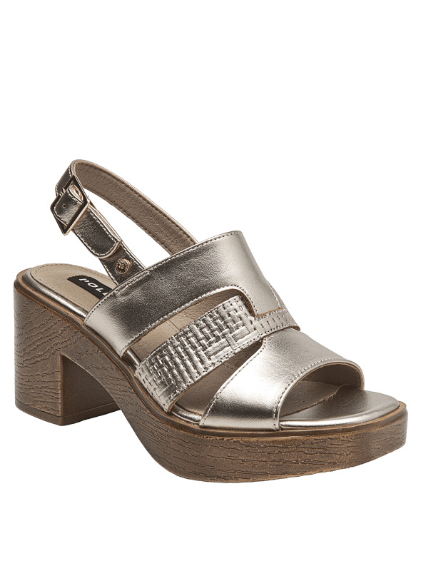 Elegante sandalia de cuero plateado con taco block y detalles metálicos.
