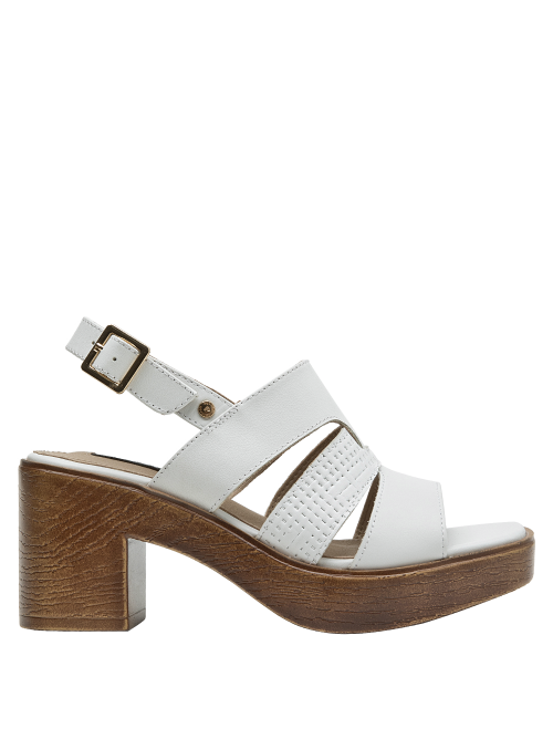 Sandalia de cuero blanco con tiras cruzadas y hebilla dorada, estilo casual para mujer.