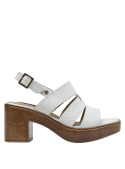 Sandalia de cuero blanco versátil, ideal para eventos informales o semi-formales.