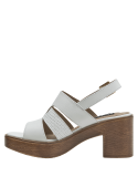 Sandalia casual elegante en cuero blanco, con detalles sofisticados y hebilla dorada.