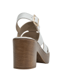 Sandalia de cuero blanco con diseño boho chic y suela de plataforma cómoda.