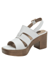 Elegante sandalia de mujer en cuero blanco con relieve y plataforma imitación madera.