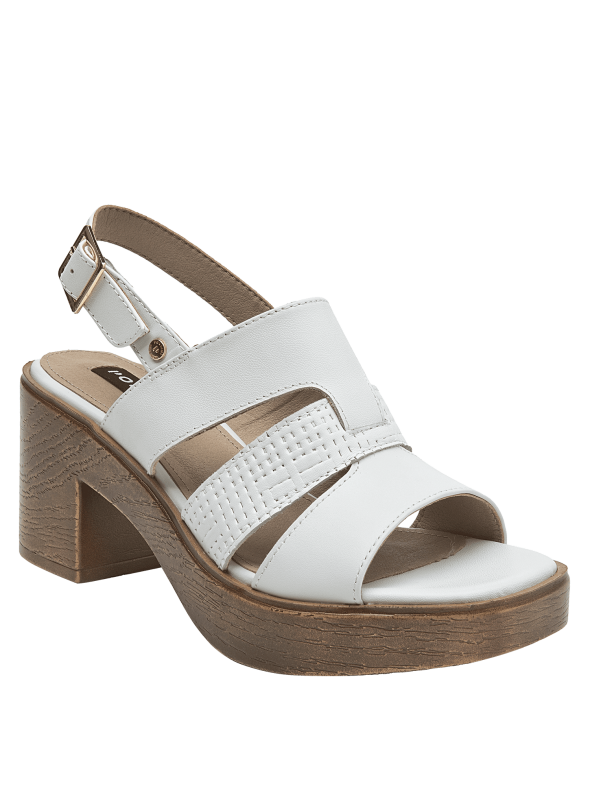 Sandalia de cuero blanco con tiras cruzadas y hebilla dorada, estilo casual para mujer.