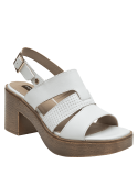 Sandalia de cuero blanco con tiras cruzadas y hebilla dorada, estilo casual para mujer.