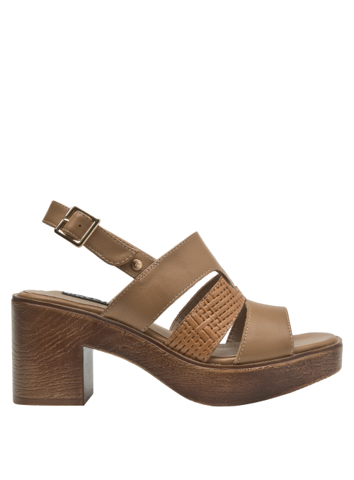 Sandalia casual camel de cuero para mujer con tiras cruzadas.