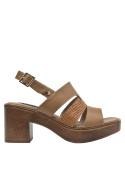 Sandalia de cuero camel con plataforma y toque artesanal.