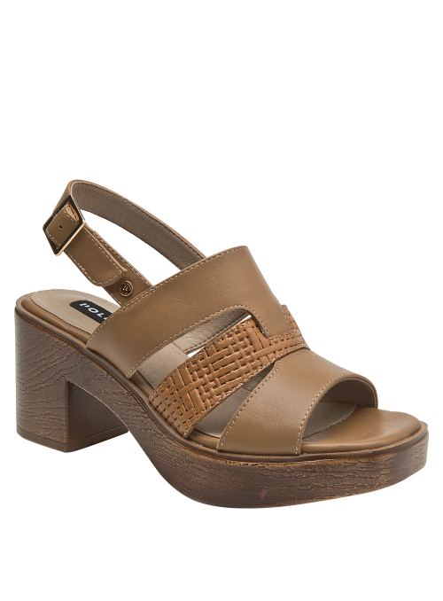 Sandalia casual camel de cuero para mujer con tiras cruzadas.