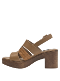 Elegante sandalia de cuero camel con diseño boho chic.
