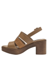 Elegante sandalia de cuero camel con diseño boho chic.