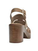 Sandalia camel de cuero con taco grueso y textura de madera.