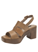 Sandalia de cuero camel con tiras cruzadas y detalle trenzado.