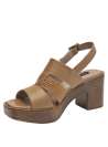 Sandalia de cuero camel con tiras cruzadas y detalle trenzado.