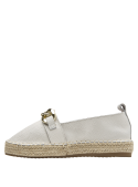 Calzado casual chic de cuero beige con adorno dorado, ideal para eventos diurnos.
