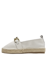 Calzado casual chic de cuero beige con adorno dorado, ideal para eventos diurnos.