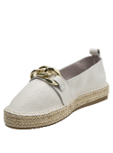 Alpargata beige de cuero granulada con suela de yute, diseño elegante y versátil.