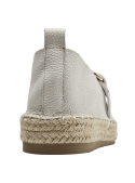 Alpargata de cuero beige para mujer con cadena dorada en el empeine, estilo casual chic.
