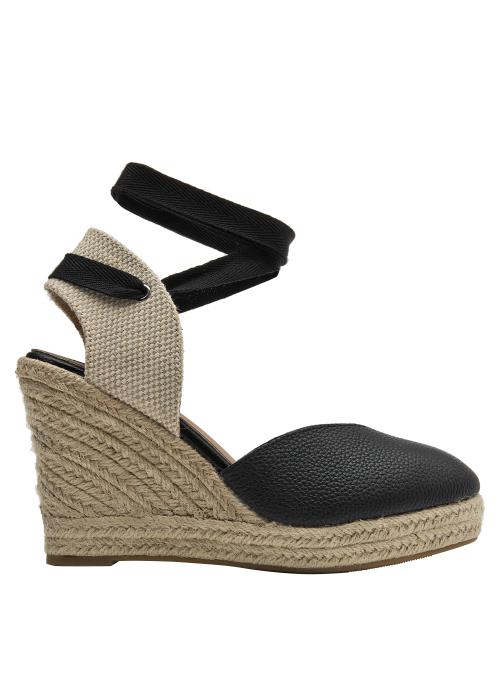 Alpargata casual de cuero negro, perfecta para salidas informales y eventos al aire libre.