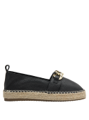 Alpargata de cuero negro texturizado con detalle dorado y base de yute, estilo versátil.