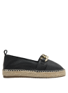 Alpargata de cuero negro texturizado con detalle dorado y base de yute, estilo versátil.