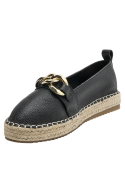 Elegante alpargata de cuero negro con cadena dorada y base de yute casual chic.