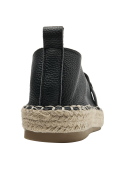 Alpargata de cuero negro texturizado con adorno dorado y plataforma de yute para mujer.