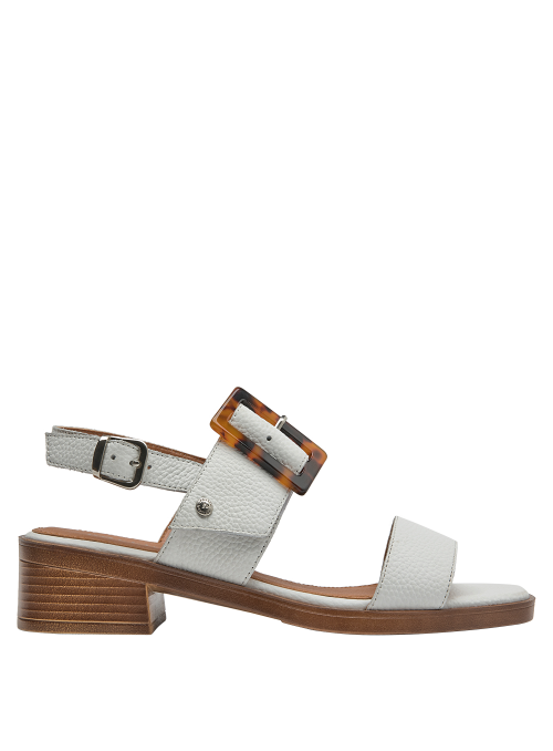 Sandalia de mujer en cuero blanco, diseño elegante con hebilla carey, perfecta para ocasiones casuales.