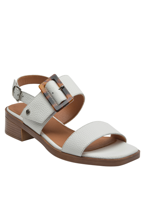 Sandalia de mujer en cuero blanco, diseño elegante con hebilla carey, perfecta para ocasiones casuales.