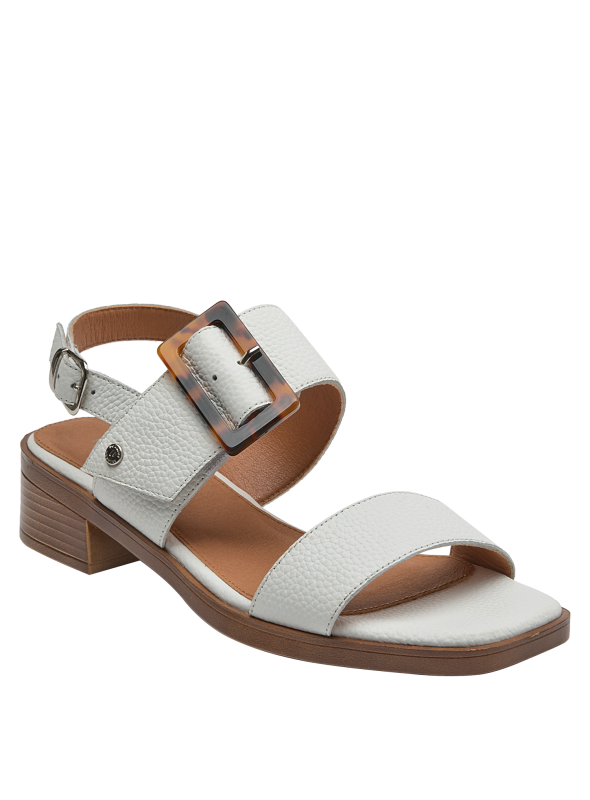 Sandalia de mujer en cuero blanco, diseño elegante con hebilla carey, perfecta para ocasiones casuales.