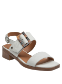 Sandalia de mujer en cuero blanco, diseño elegante con hebilla carey, perfecta para ocasiones casuales.