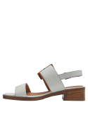 Sandalia de cuero blanco para mujer con hebilla grande, estilo minimalista clásico y sofisticado.
