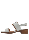 Sandalia de cuero blanco para mujer con hebilla grande, estilo minimalista clásico y sofisticado.