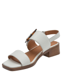 Sandalia casual de cuero blanco con detalles metálicos, taco medio ancho, ideal para uso prolongado.
