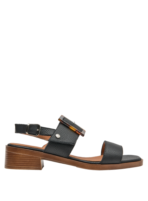 Sandalia de cuero negro para mujer, versátil y combinable con vestidos o jeans.
