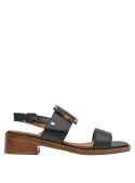 Sandalia minimalista de cuero negro con diseño cómodo y moderno, perfecta para paseos.