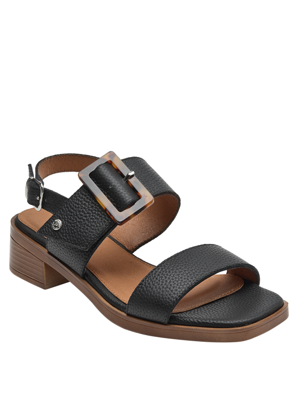 Sandalia de cuero negro para mujer, versátil y combinable con vestidos o jeans.