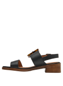 Sandalia de cuero negro con taco bajo cuadrado café, ideal para ocasiones semi-informales.