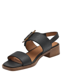 Sandalia casual de cuero negro para mujer con hebilla decorativa tipo carey en el tobillo.
