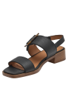 Sandalia casual de cuero negro para mujer con hebilla decorativa tipo carey en el tobillo.