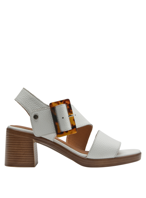 Sandalia de cuero blanco con textura granulada y taco medio ancho, versátil para diversas ocasiones.
