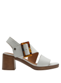 Elegante sandalia de cuero blanco con detalles en carey, perfecta para un look casual con estilo.