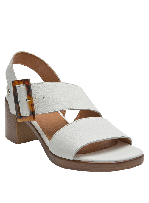 Sandalia de cuero blanco con textura granulada y taco medio ancho, versátil para diversas ocasiones.